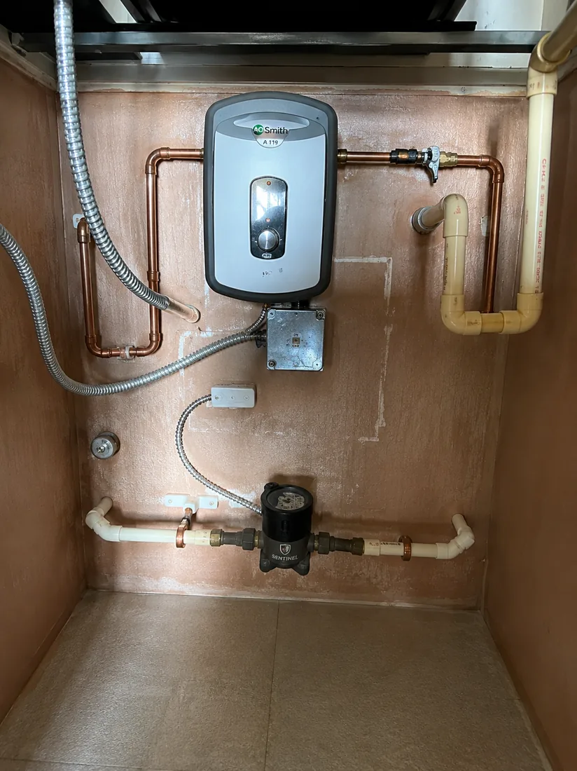 Reparación de calentador de agua sin tanque en Miami, FL por Acosta Plumbing