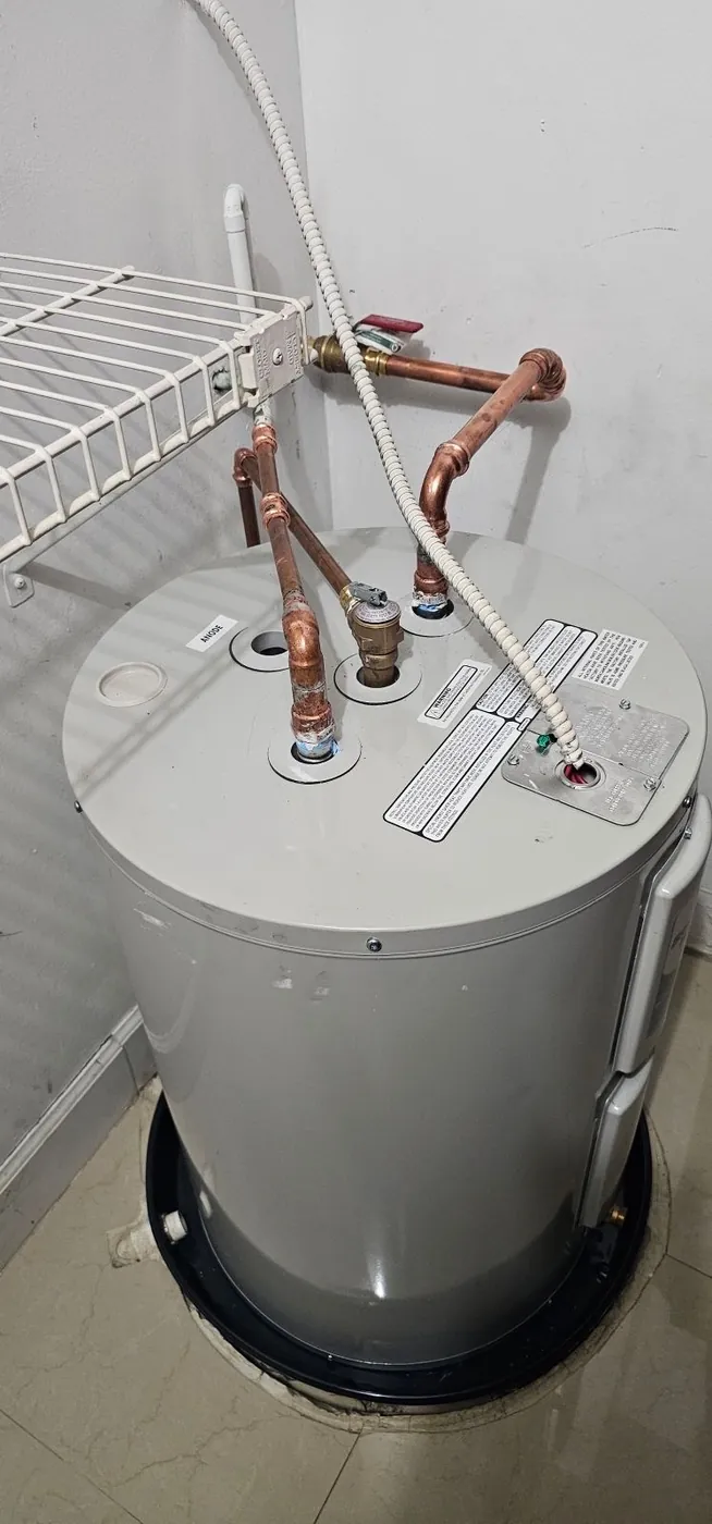 Reparación de calentador de agua eléctrico en Miami-Dade, FL por Acosta Plumbing